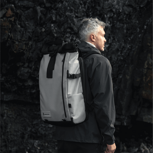 man-wearing-the-makalu-gray-prvke-31l-variant_ids-40985906249808-40985906282576