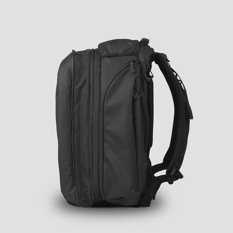 TRANSIT Travel Backpack Black Gif opening expansion zipper | variant_ids: 40190470717520, 40190470783056